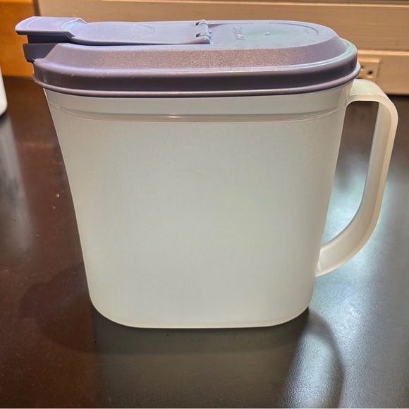 Tupperware pitchers - Picture 6 of 7